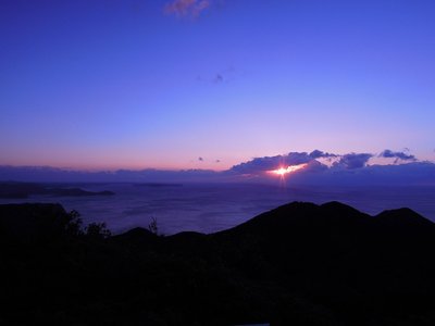 DSCN0692_925.jpg (60.31 KiB) 閲覧された回数 8916 回 雲間からの初日の出(局ヶ頂より)。