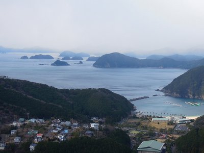 「紀伊の松島」とも云われる桂城湾。<br />雪雲がが流れ込んでいました。
