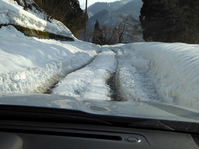 P1010171.JPG (154.45 KiB) 閲覧された回数 8099 回 坂内遊ランドスキー場(廃業)に向かう雪道