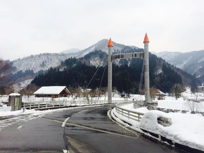 どんどん橋を渡ったところが花房山の登山口