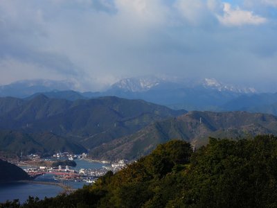一瞬垣間見れた大台山系の山。<br />手前の町は紀伊長島。