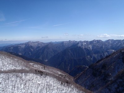 中央下にヌタウのナイフリッジが写っています。