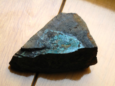 緑青の浮き出た岩