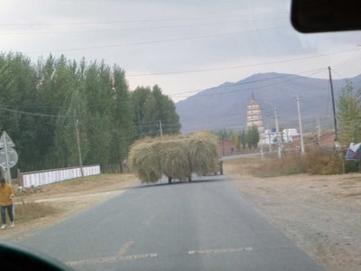 収穫した干し草を運ぶ