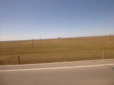 地面も空も広いモンゴル平原