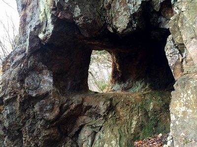 ぽっかりと空いた穴（坑口）