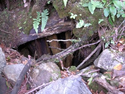 風の吹き出す坑口跡