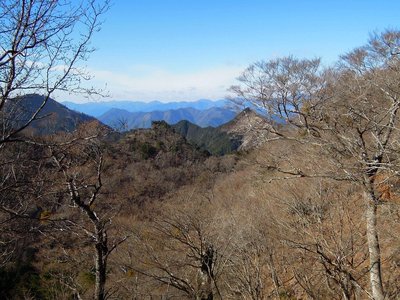 奥は大峰、手前は柳ノ谷右岸の稜線だ。