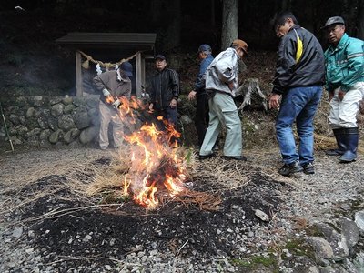 注連縄焚き火.jpg (129.83 KiB) 閲覧された回数 5965 回 この火で各自モチを焼きます