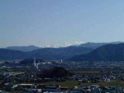 resizeP3263918.jpg (111.07 KiB) 閲覧された回数 4171 回 愛宕山から望む白山(他にも白い山多数)