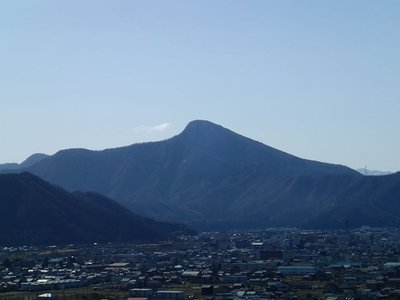 愛宕山から正面に日野山と、左手に村国山