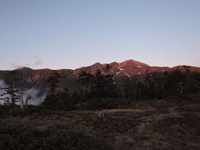 夕陽に照らされる乗鞍岳。山ってデッカイナ
