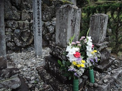 墓は本人の希望で控えめなんだそう。花が無ければわかりません