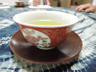 還暦祝い.jpg (74.73 KiB) 閲覧された回数 3614 回 「この湯呑は・・・」と軽く説明され緊張。とにかくお茶が美味しかった