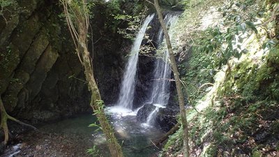 左岸の巻き斜面から10ｍ滝