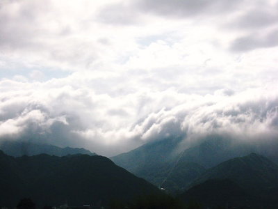 ● 御在所山に湧く雲、雲の動きはおもしろいよなあ。銀色に光る索道珍しいよ。