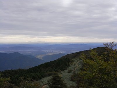 中央峰（1198m標高点）から南方向、中央は津山盆地、奥の雲海は瀬戸内海、雲海上の左右2ヵ所に黒い山並みが見える？