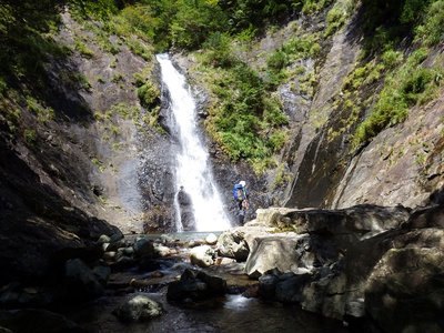 小木森谷30ｍ大滝。<br />水流の中に人型が。