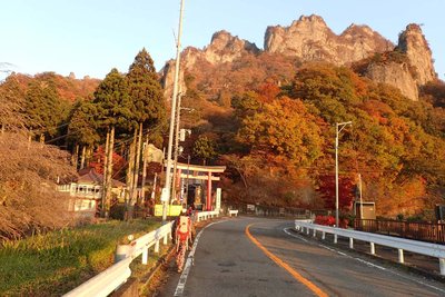 中之岳神社と金洞山