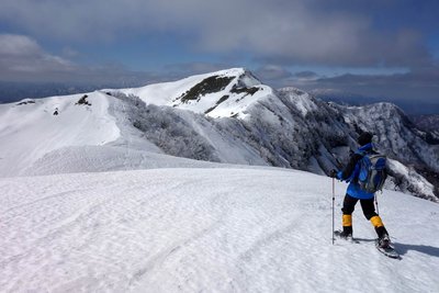 DSC00656.JPG (177.2 KiB) 閲覧された回数 7778 回 小白山北峰から南峰に向かう草川さんです
