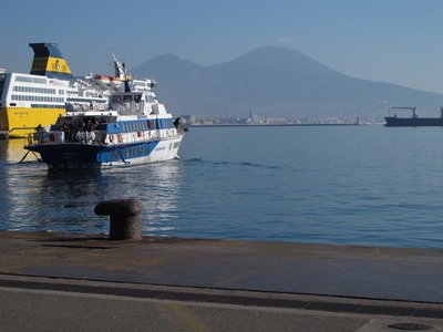 ナポリ港から見るベスビオ火山です