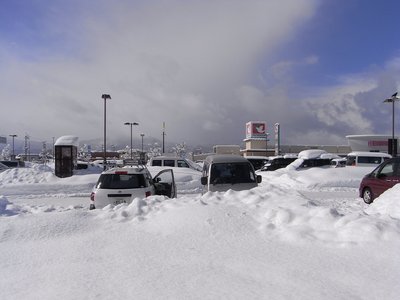 西向き／ここは晴れているが朽木方面は吹雪　昨日からの放置自動車は雪まみれ