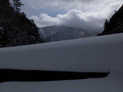 2.JPG (241.27 KiB) 閲覧された回数 8559 回 堰堤の雪と国見岳