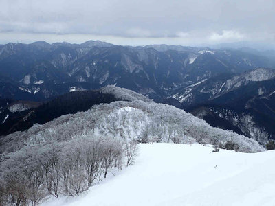 P2190136.jpg (59.19 KiB) 閲覧された回数 5761 回 野洲川ダム方面からの稜線