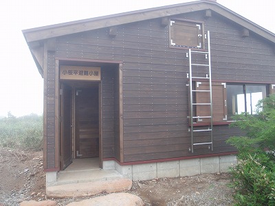 小桜平避難小屋（二階窓は冬季入口）