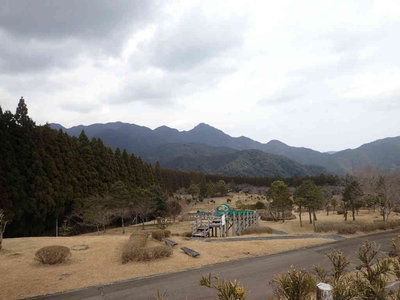 那智高原公園とその奥に烏帽子山