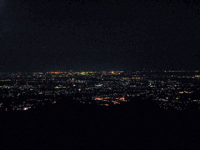 ● 四日市の夜景、ココへはだれでも来れるなあ。好い観月台だよな