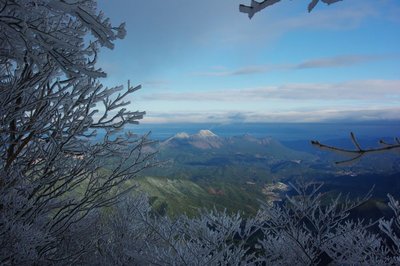 resizeIMGP9045.jpg (180.22 KiB) 閲覧された回数 6292 回 左から、亀山・倶留尊山・高槻山・ガンジ山