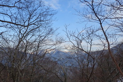 安蔵山の奥に白い上谷山