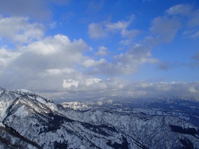 左越前甲から、右スキージャム勝山。<br />　　白山は雲の中だが、そこまで望んだら贅沢というもの。