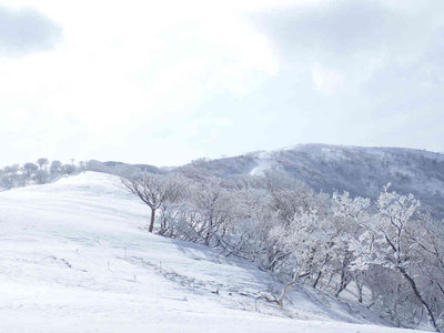 鞍掛尾根、一番奥が鈴北岳