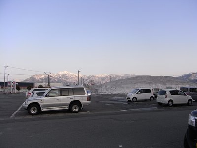 大野市内のショッピングセンター駐車場には、<br />エアーズロックのような雪山ができていました