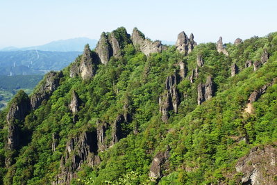 裏妙義より北稜核心部　右手がﾊｻﾐ岩