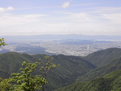 西尾根展望地から湖東平野、琵琶湖、比良連山を望む