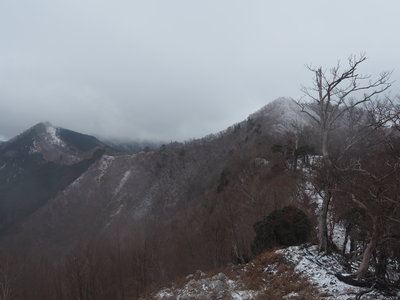 高塚（右）から戸倉山（左）への稜線