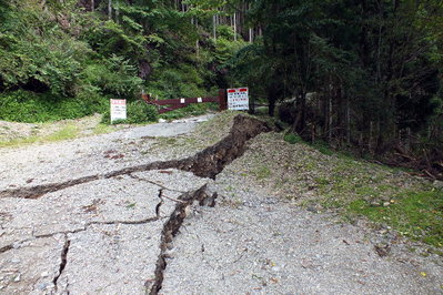 林道の亀裂