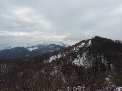 ブンゲン手前のピークよりブンゲン、虎子山を眺めて