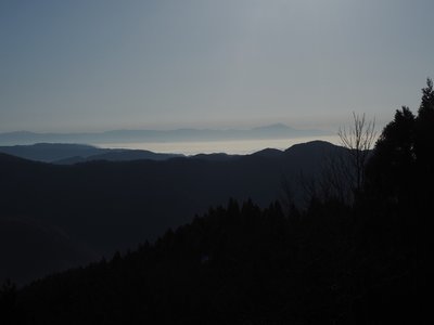 琵琶湖の上の雲海の彼方に伊吹山（右手）