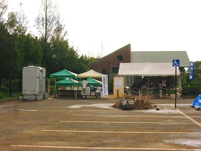 ● 熊野市山崎サテライト、北海道の学生登山者がキャンプしてボランしてました