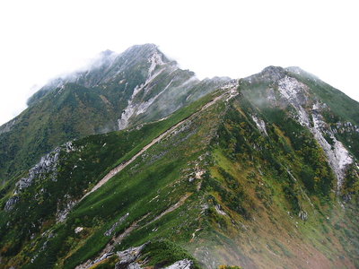 ● 振り向けば空木からの稜線だ
