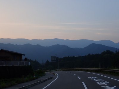 神の山.jpg (69.36 KiB) 閲覧された回数 3923 回 普段はほとんど通行量の無いイイ道から