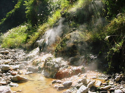 ● 自噴蒸気と湯が湧き出る川原