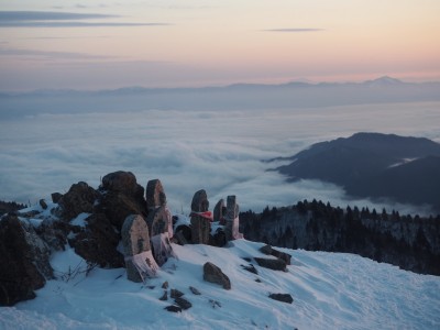 武奈ヶ岳にて朝陽を眺めるお地蔵様達<br />雲海の彼方に浮かぶ伊吹山と御嶽山