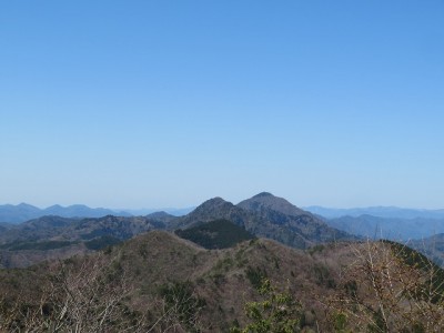 IMG_3519.jpg (67.34 KiB) 閲覧された回数 3032 回 遠くの目立つ山は小金ヶ嶽と御嶽