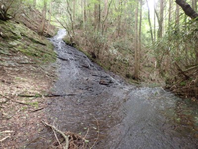 P5200104.jpg (121.67 KiB) 閲覧された回数 2765 回 左:支谷の滝 右:本流