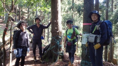 P5293905.jpg (456.92 KiB) 閲覧された回数 1856 回 稜線コルで2人とお別れ